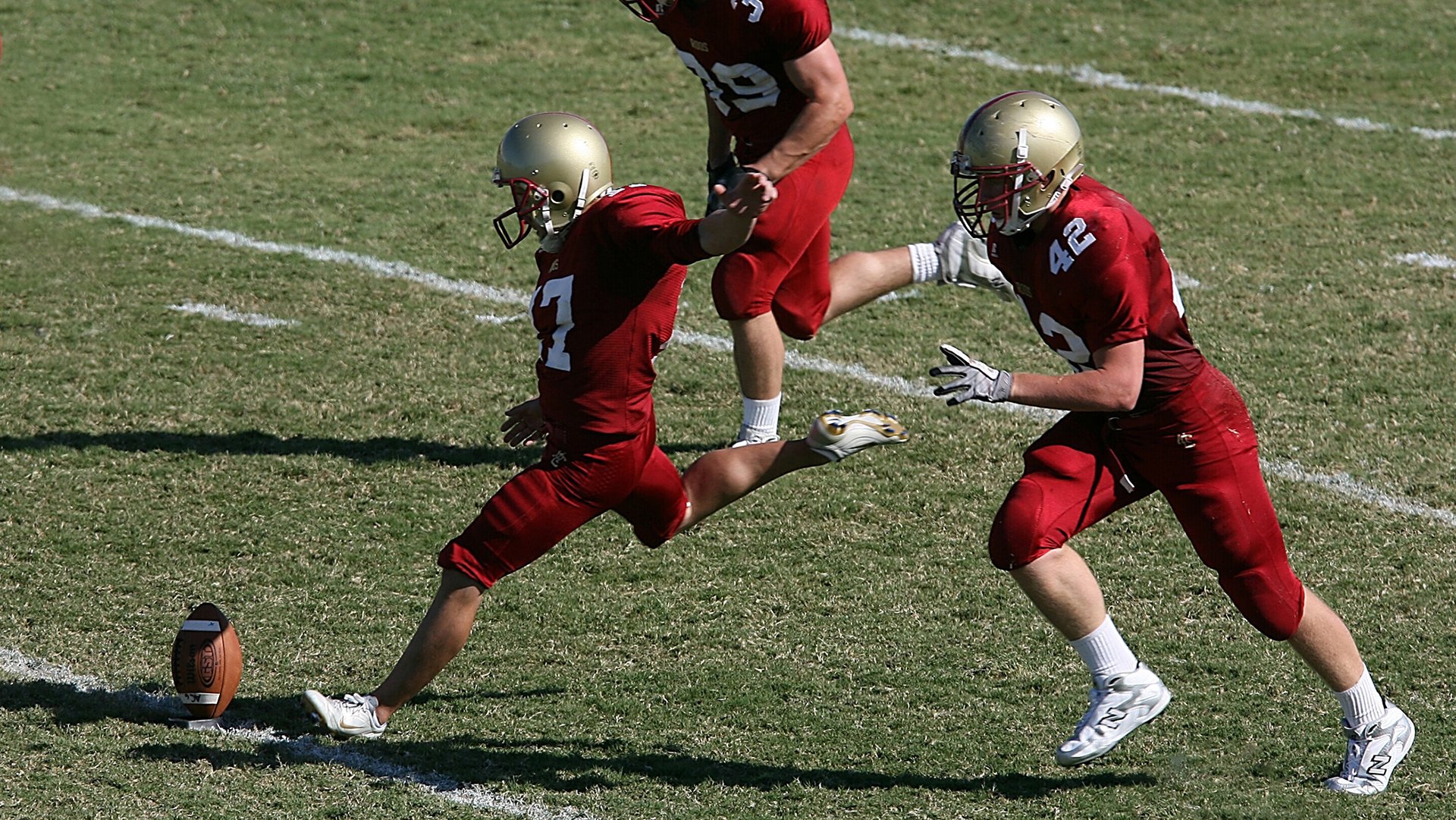 哈兰德在对抗强队时不仅得分还积极参与团队防守，哈兰德到底什么水平